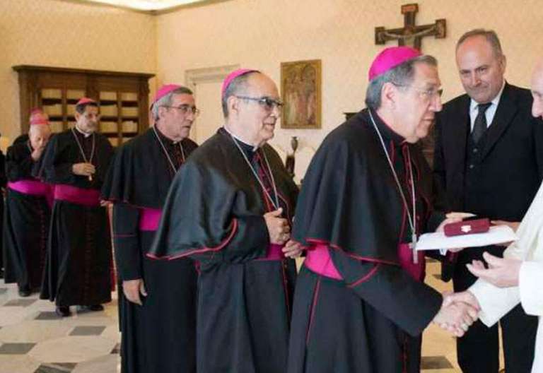 Los obispos cubanos, saludan a Francisco con motivo de la visita ad limina el 4 de mayo de 2017