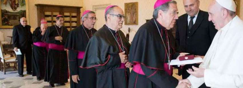 Los obispos cubanos, saludan a Francisco con motivo de la visita ad limina el 4 de mayo de 2017