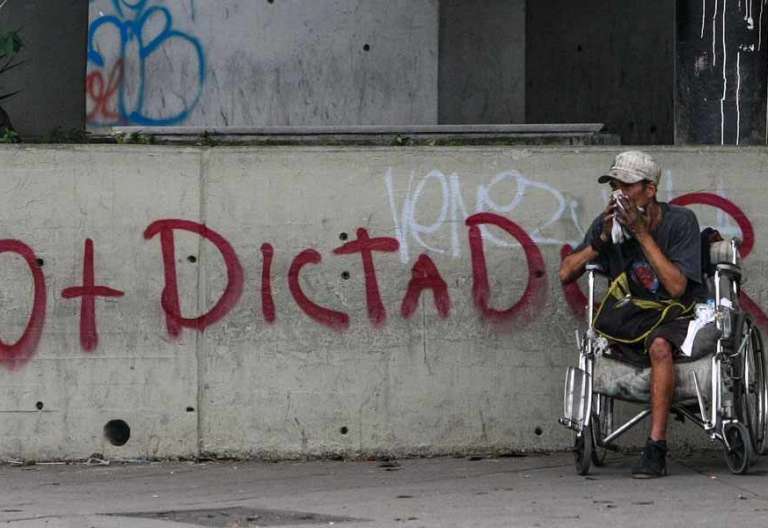 un joven con discapacidad reaccion a los gases lacrimógenos lanzados por la policía manifestación Caracas Venezuela 3 mayo 2017