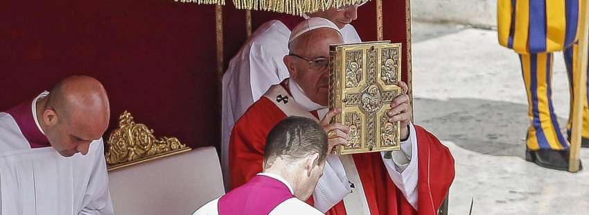 “La Iglesia es siempre una veinteañera”, recuerda Francisco en la misa de Pentecostés
