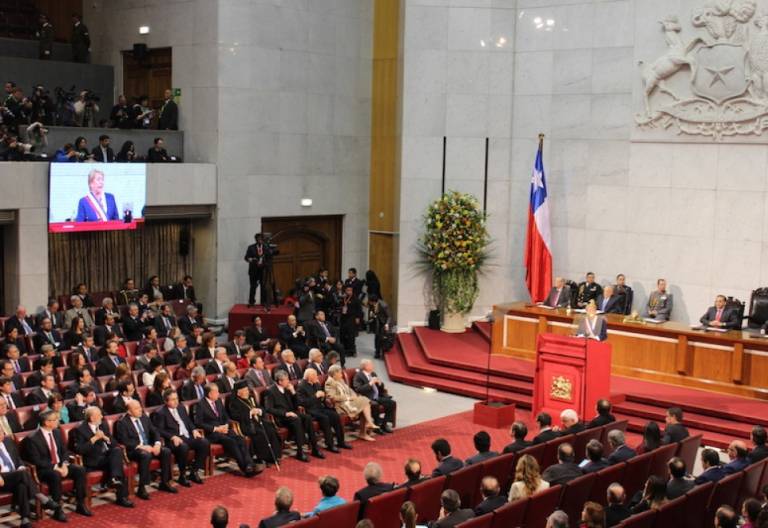 Bachelet pone incómoda a la Iglesia chilena