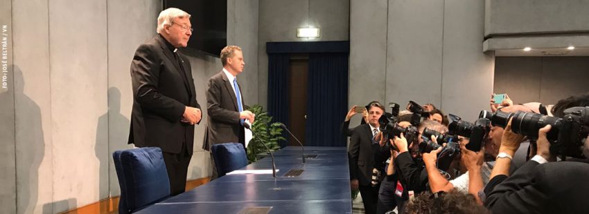 cardenal George Pell en rueda de prensa en el Vaticano