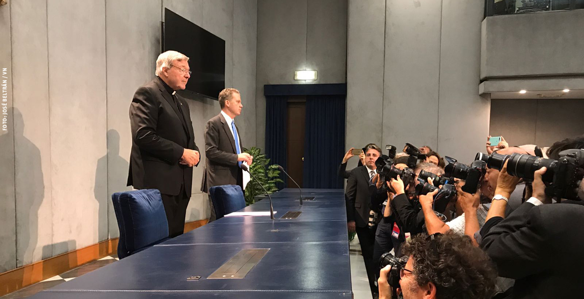 cardenal George Pell en rueda de prensa en el Vaticano