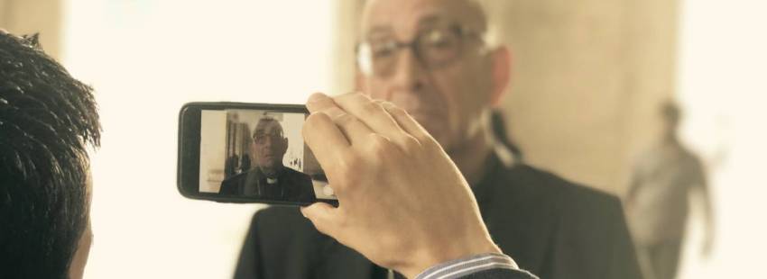 El arzobispo de Barcelona, Juan José Omella, en la Plaza de San Pedro del Vaticano/JOSÉ BELTRÁN