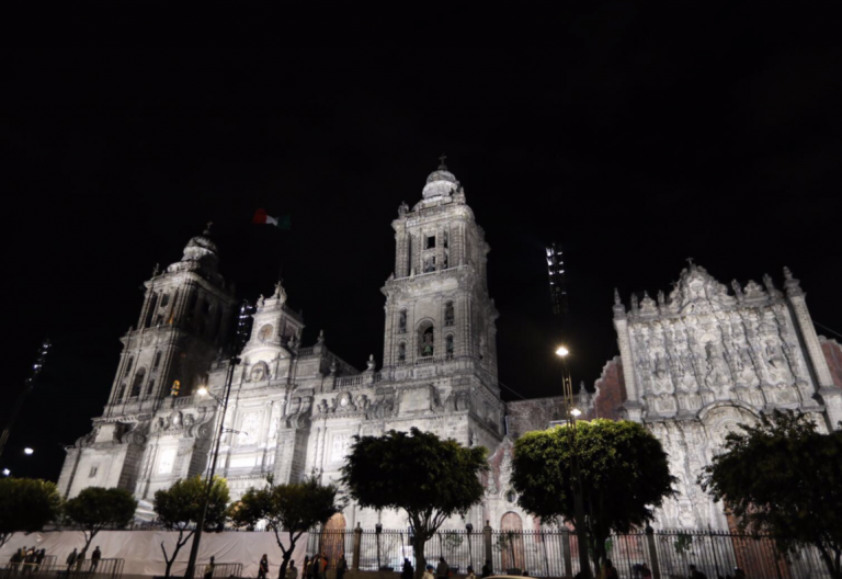 Iluminan la Catedral de México, joya arquitectónica, religiosa y cultural de América