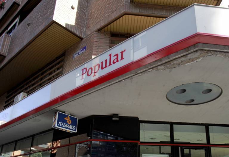 Banco Popular fachada en la calle