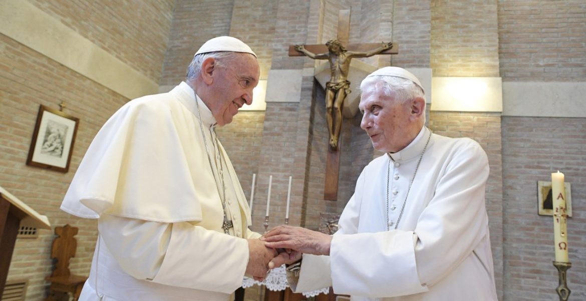 Francisco, con Benedicto XVI, el 28 de junio de 2017, tras el consistorio/CNS