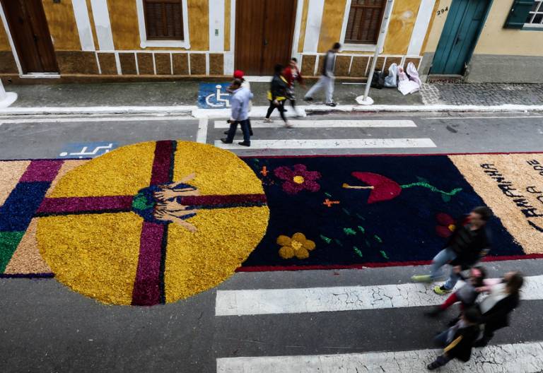 alfombra gigante de flores en la fiesta Corpus Christi 2017 Brasil