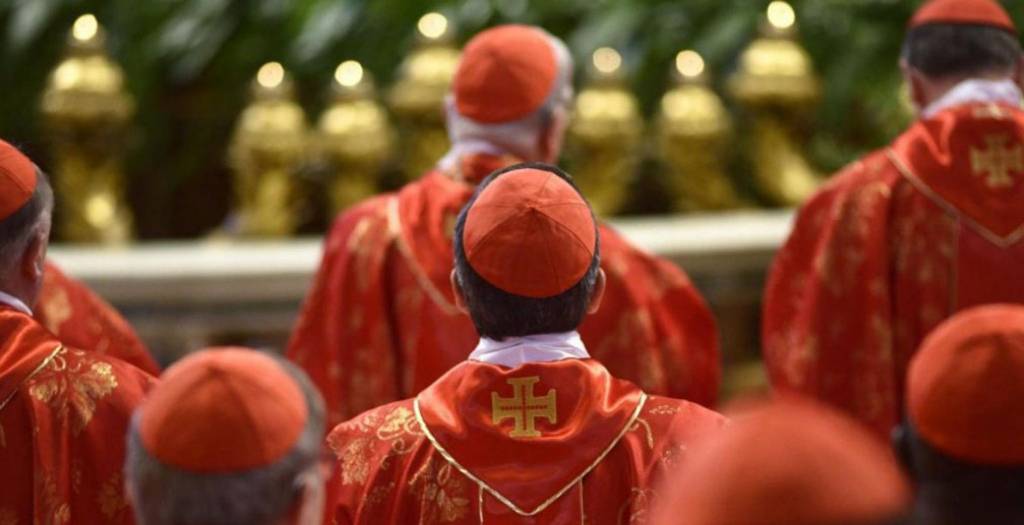 cardenales iglesia católica en una misa