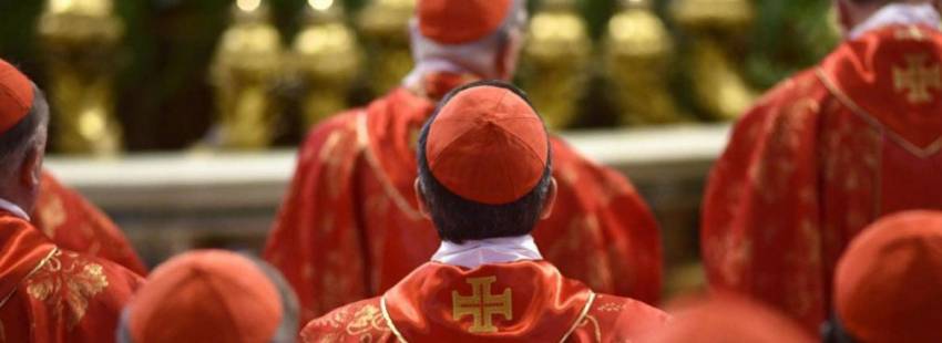 cardenales iglesia católica en una misa