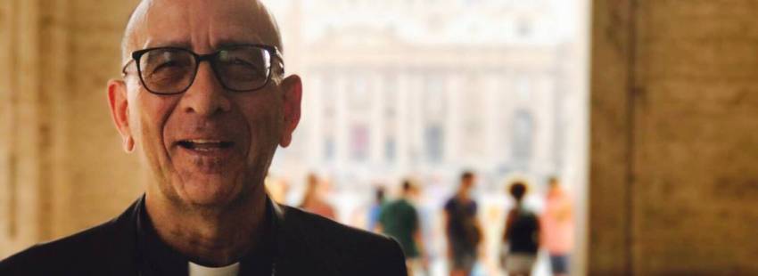 El arzobispo de Barcelona, Juan José Omella, en la Plaza de San Pedro del Vaticano/JOSÉ BELTRÁN