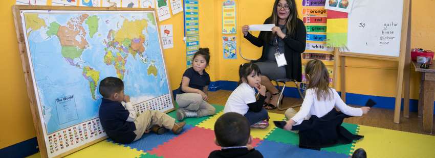 escuela en México profesora con alumnos niños pequeños