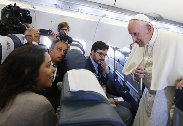 papa Francisco con periodistas en el avion