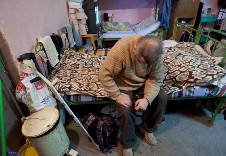 hombre solo en su casa pobreza