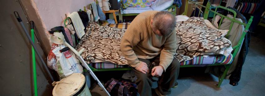 hombre solo en su casa pobreza