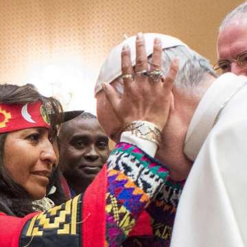 Una mujer indígena bendice al Papa Francisco/CNS