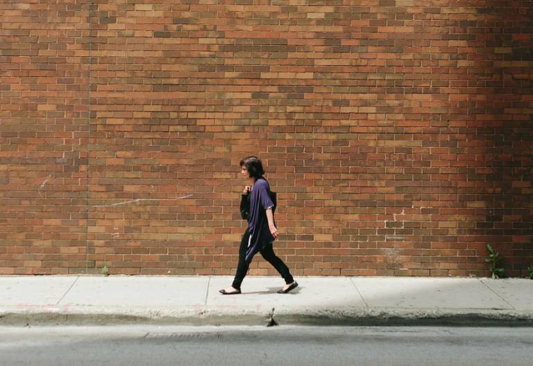 mujer soltera camina sola por la calle