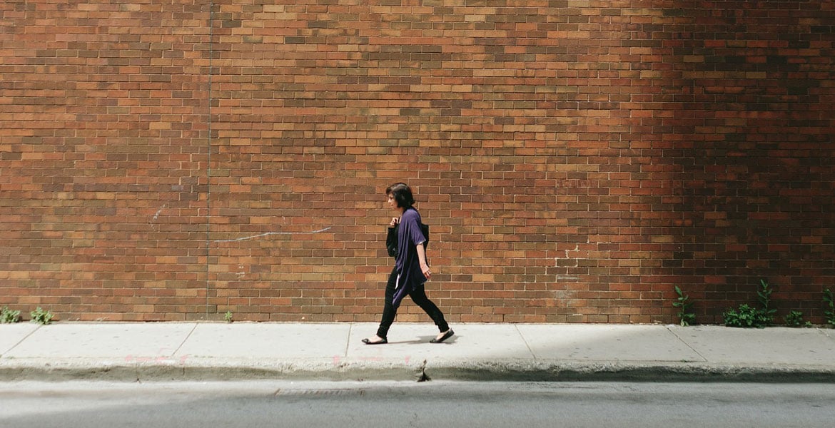 mujer soltera camina sola por la calle