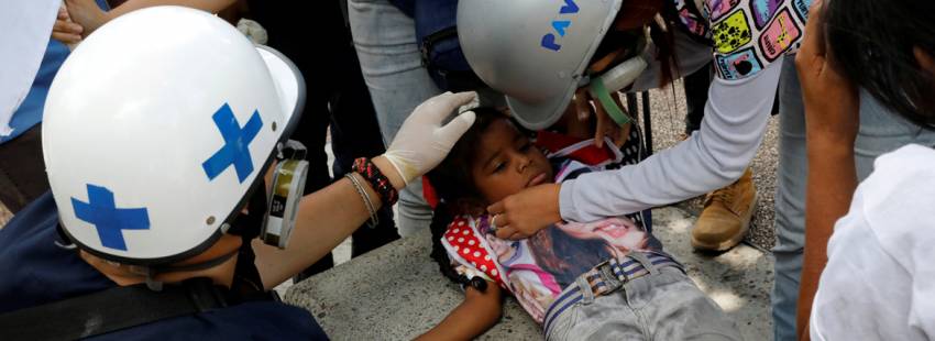 Venezuela niña sufre efectos de gas lacrimógeno durante una protesta en Caracas contra el Gobierno de Nicolás Maduro junio 2017