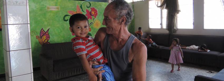 religioso con un niño en Honduras en un orfanato