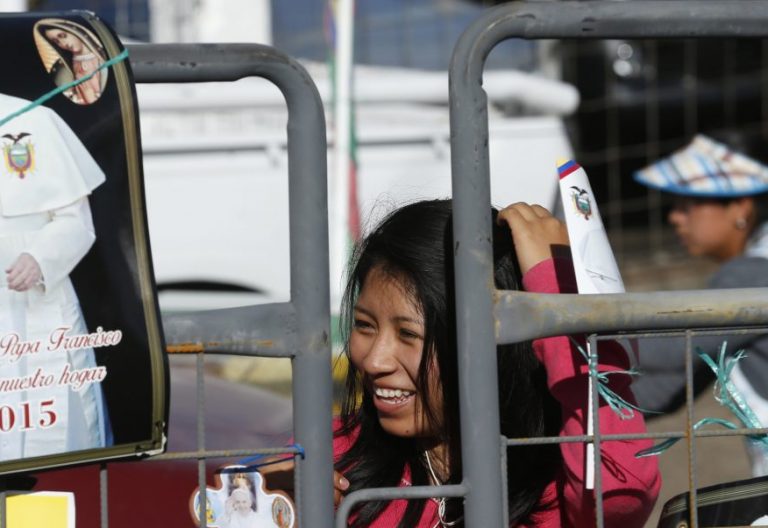 Una niña espera a la comitiva de Francisco durante su viaje a Quito en julio de 2015/CNS