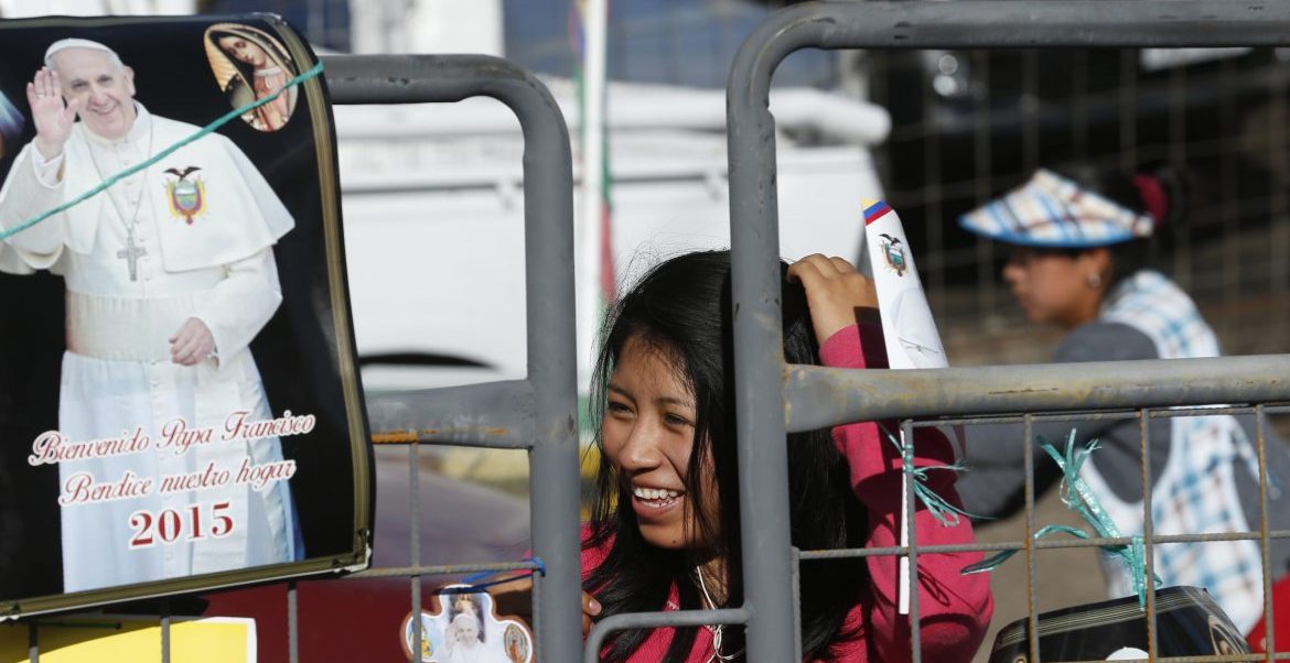 Una niña espera a la comitiva de Francisco durante su viaje a Quito en julio de 2015/CNS