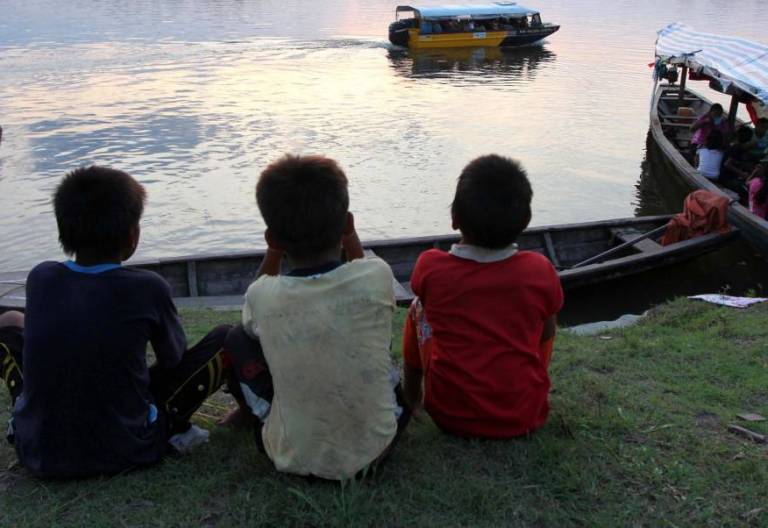 Niños de la tribu Kumala en el río Maranon de Perú/CNS