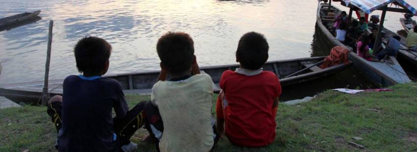 Niños de la tribu Kumala en el río Maranon de Perú/CNS