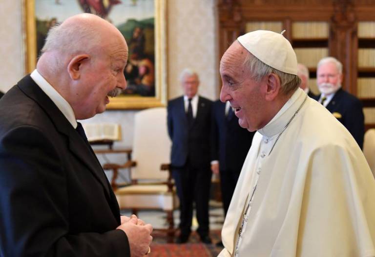 Fra' Giacomo Dalla Torre, de la Orden de Malta, con el Papa Francisco/CNS