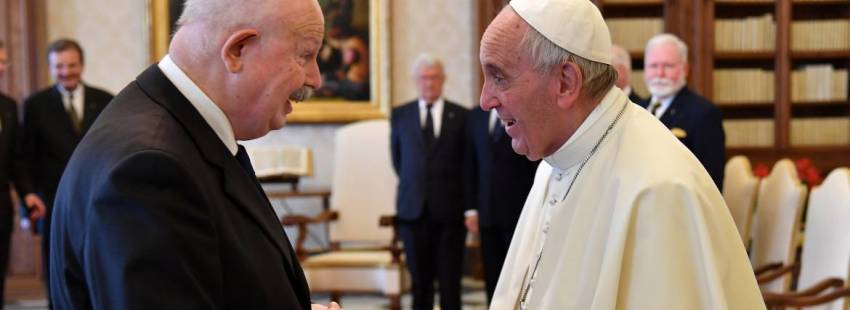 Fra' Giacomo Dalla Torre, de la Orden de Malta, con el Papa Francisco/CNS