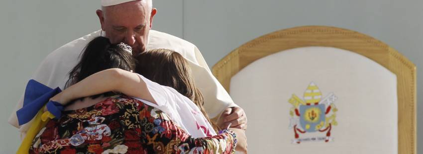 papa Francisco da un abrazo a dos mujeres