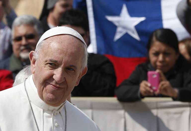 papa Francisco en audiencia general Vaticano detrás una bandera de Chile