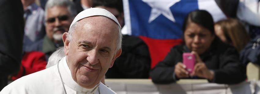 papa Francisco en audiencia general Vaticano detrás una bandera de Chile