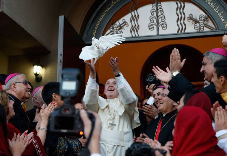 papa Francisco suelta una paloma por la paz al salir de una misa en Georgia octubre 2016