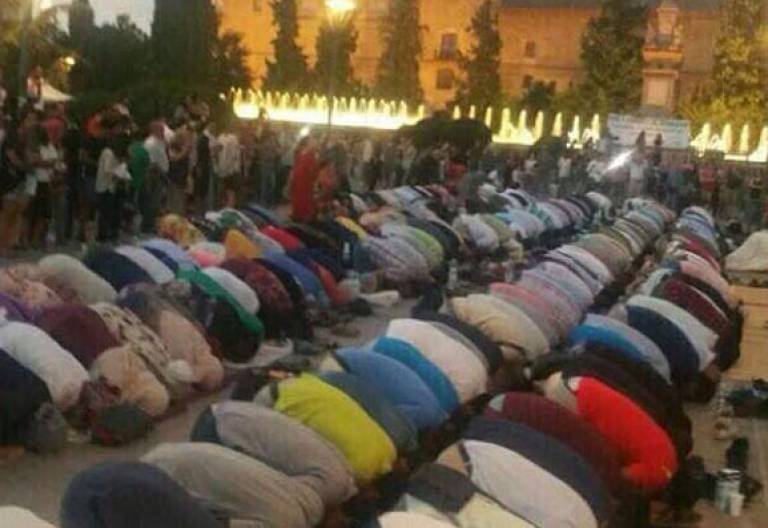 Grupo de musulmanes celebrando el Ramadán en los jardines del triunfo en Granada/Twitter