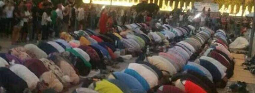 Grupo de musulmanes celebrando el Ramadán en los jardines del triunfo en Granada/Twitter