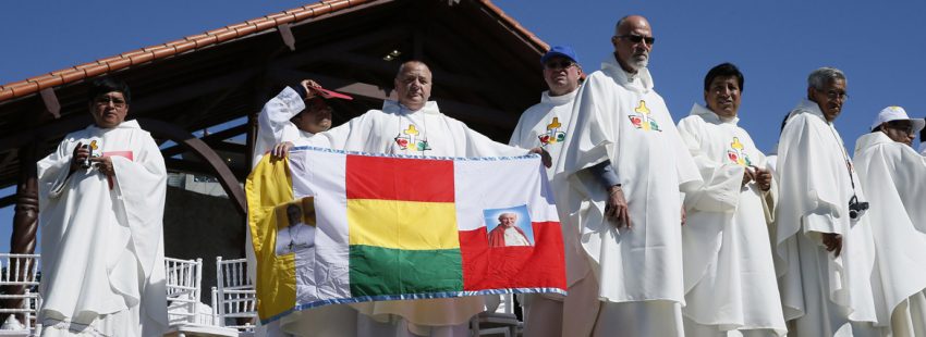 sacerdotes en Bolivia con bandera de Bolivia durante la visita del papa Francisco septiembre 2015