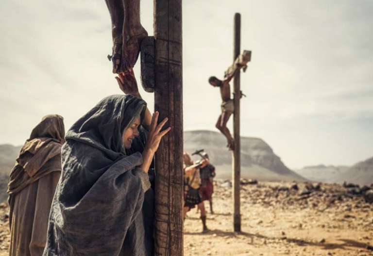 María, a los pies de la Cruz, en una escena de la serie de NBC "A.D. The Bible Continues"