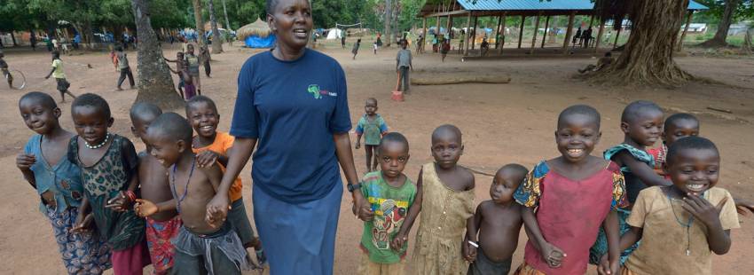 Sudán del Sur religiosa con varios niños