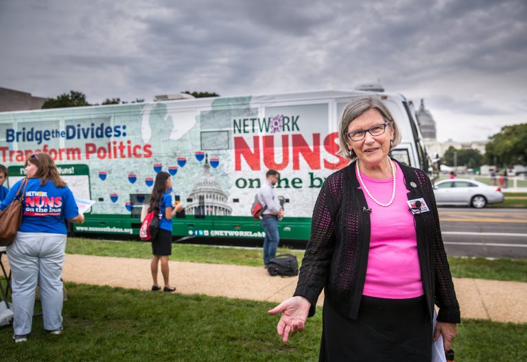 La hermana Simone Campbell, directora ejecutiva de Network, asociación de monjas Estados Unidos