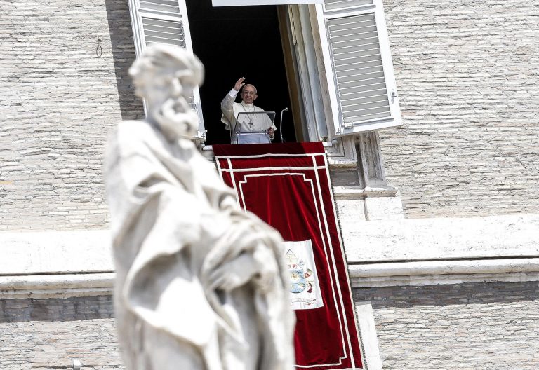 El papa Francisco, durante el Ángelus del domingo 2 de julio de 2017
