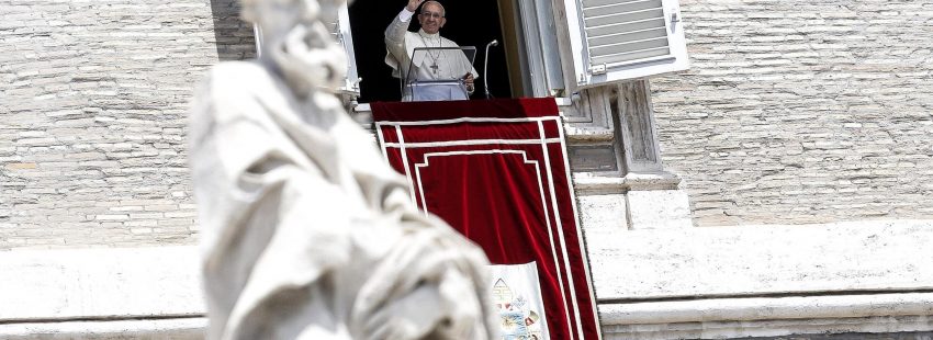El papa Francisco, durante el Ángelus del domingo 2 de julio de 2017