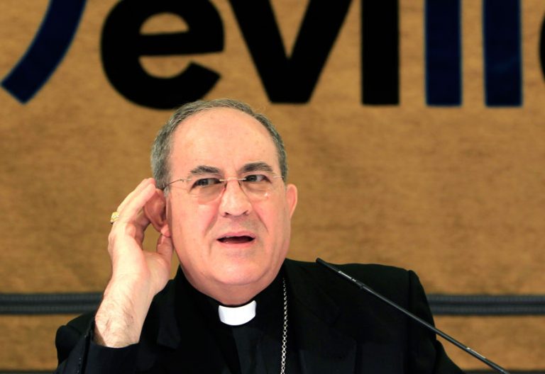El arzobispo de Sevilla, Juan José Asenjo, en una rueda de prensa archivo