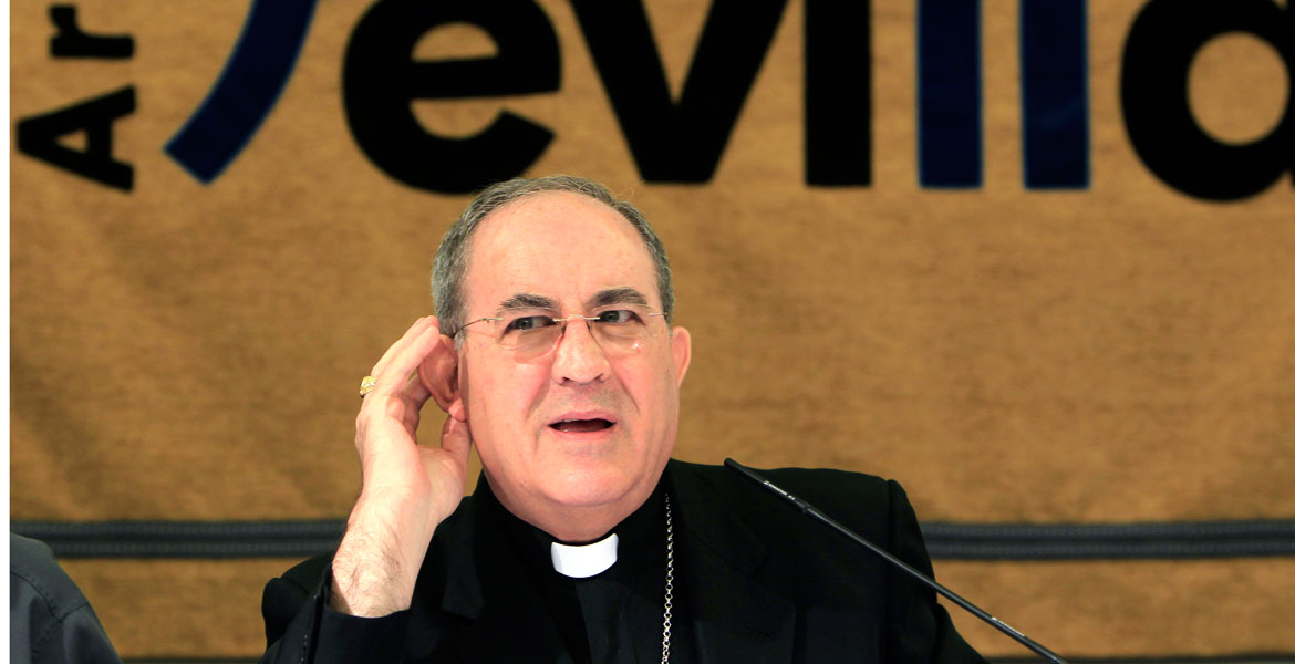 El arzobispo de Sevilla, Juan José Asenjo, en una rueda de prensa archivo