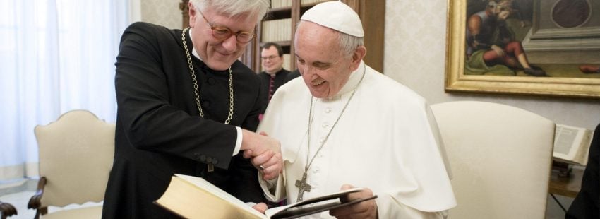 Francisco con un obispo luterano