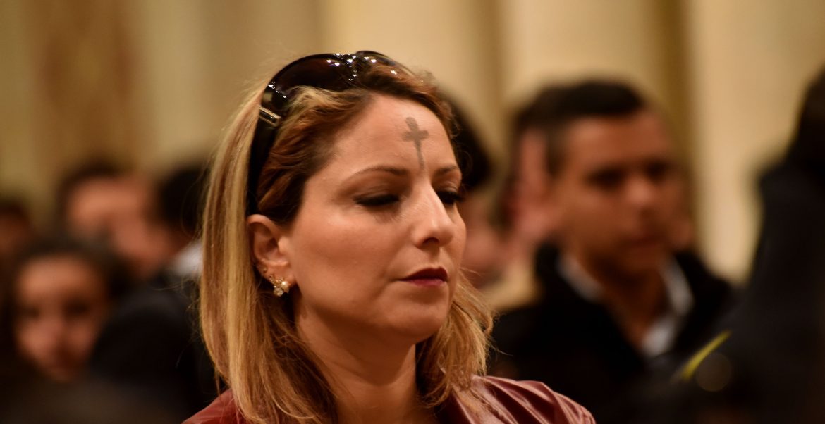 Imagen de archivo de una mujer en la celebración del miércoles de ceniza/CNS