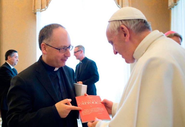 El papa Francisco, junto al jesuita y director de La Civiltà Cattolica Antonio Spadaro