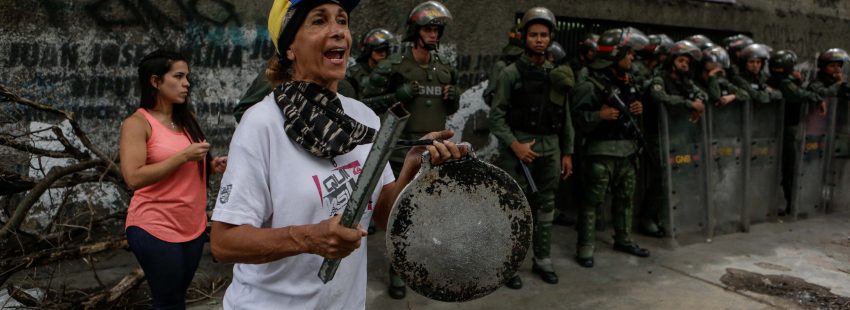 Manifestantes protestan ante la policía en Caracas