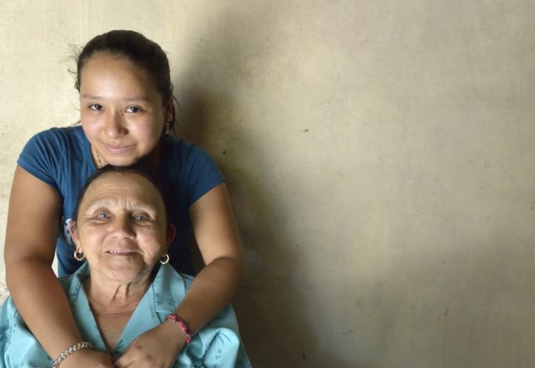 Imagen de archivo de una abuela y una nieta de Honduras/CNS