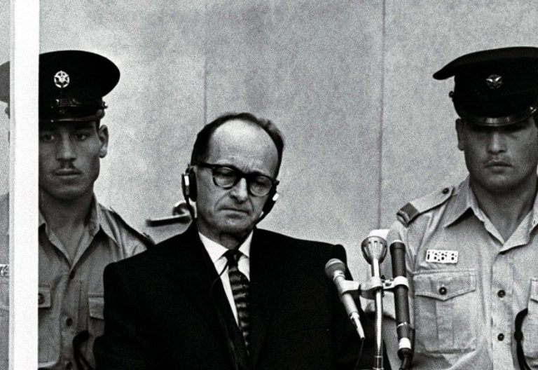 El teniente coronel nazi Adolf Eichmann, durante el juicio que le condenó a pena de muerte